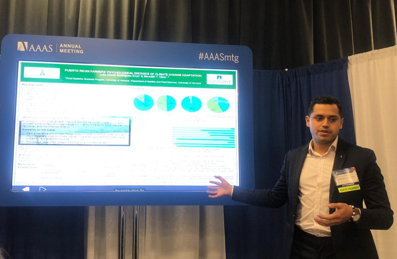 Luis Alexis presentado su afiche en AAAS