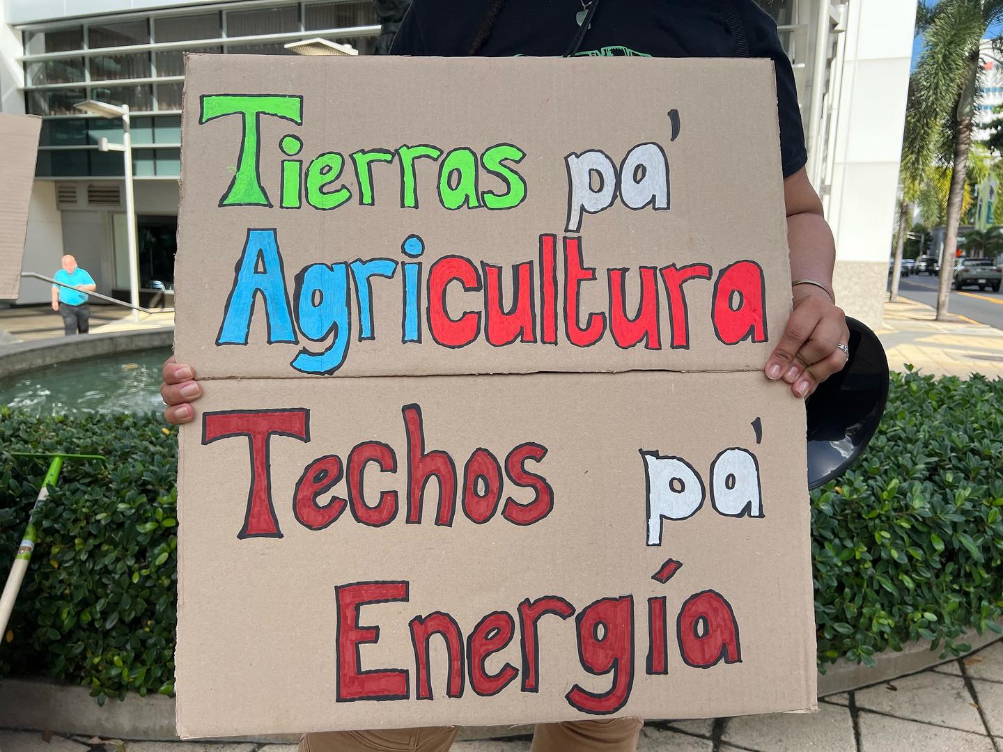 May be an image of 2 people and text that says 'Tierras pa' Agricultura Techos pa Energía'