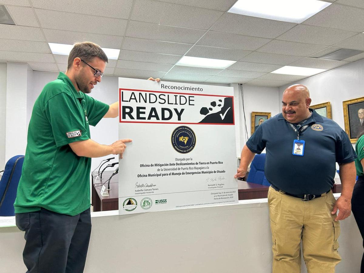 Una foto de dos hombres mostrando un gráfico de LandSlide Ready.