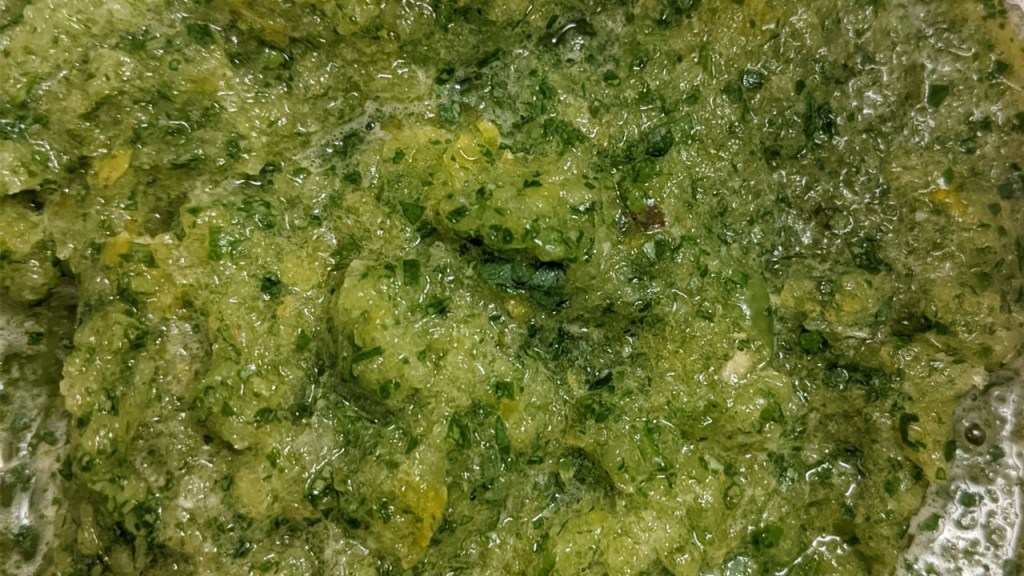 Salsa verde espesa con hierbas y especias, de color verde brillante.