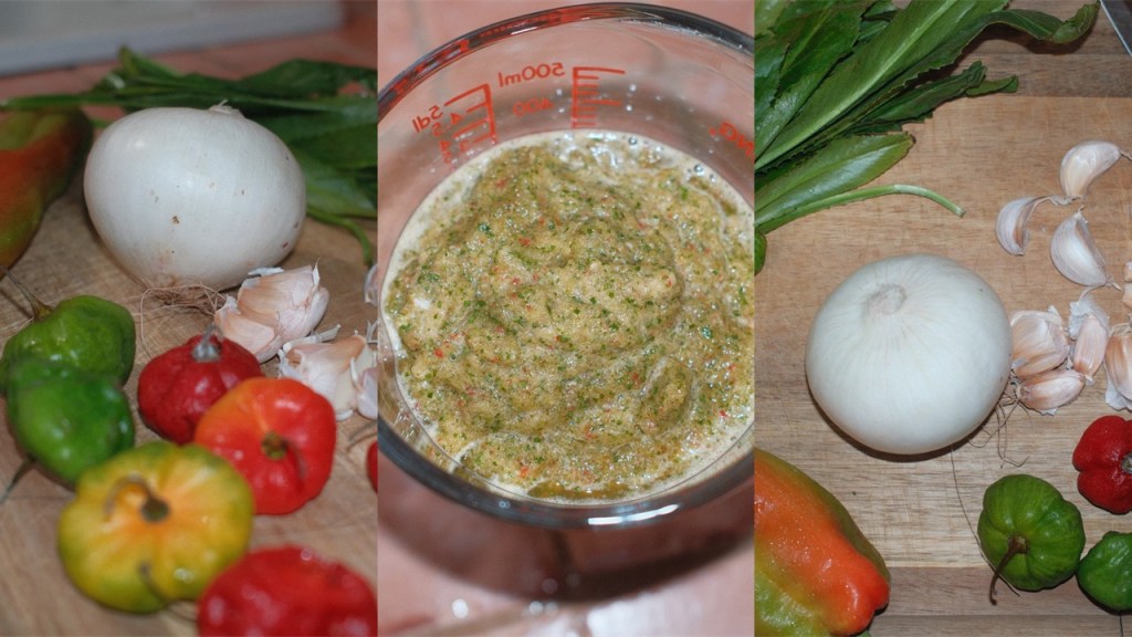 Imagen de ingredientes frescos, incluyendo cebolla, ajo, chiles de diferentes colores y una mezcla en un tazón de vidrio.