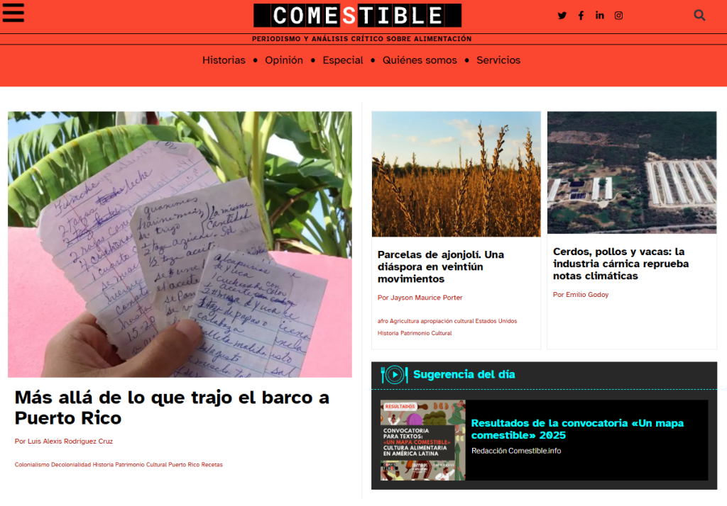 Una mano sostiene varias hojas escritas a mano con recetas o notas, sobre un fondo de plantas, en un contexto que sugiere cultura alimentaria.