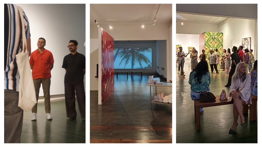 Dos hombres conversando en una galería de arte.